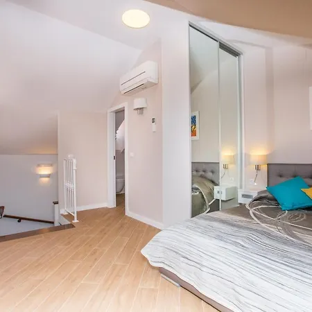 Flores With Balcony Casa de hóspedes