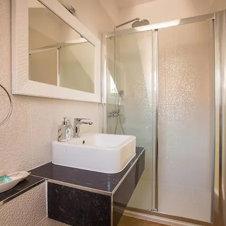 Flores With Balcony Guest house